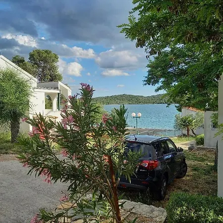 Paulina - Ideal For Kids And Pets Lodge Pirovac